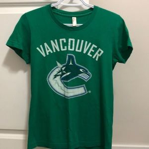 Ladies Vancouver Canucks green shirt sleeve t shirt